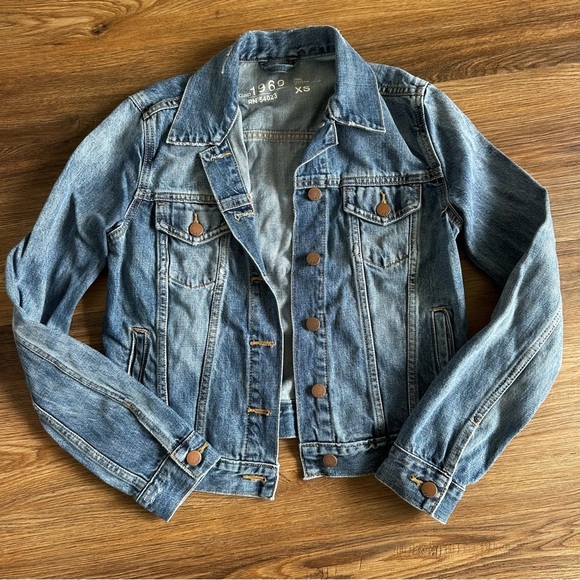 Gap Womens Jean Jacket XS Blue Denim Trucker 100% Cotton Pockets Casual Distress - Picture 1 of 7